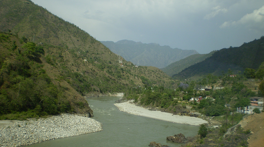 https://d3r8gwkgo0io6y.cloudfront.net/upload/Beas river04.jpg
